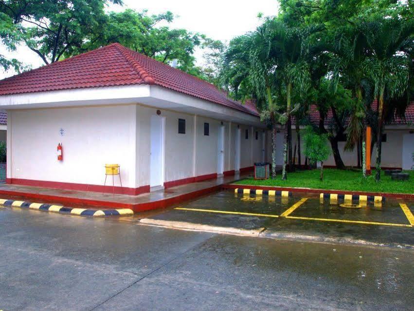 فندق Infantaفي  Club Manila East Real المظهر الخارجي الصورة
